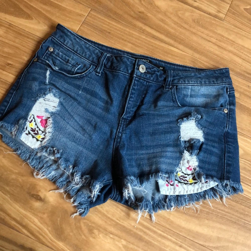 Shorts with design